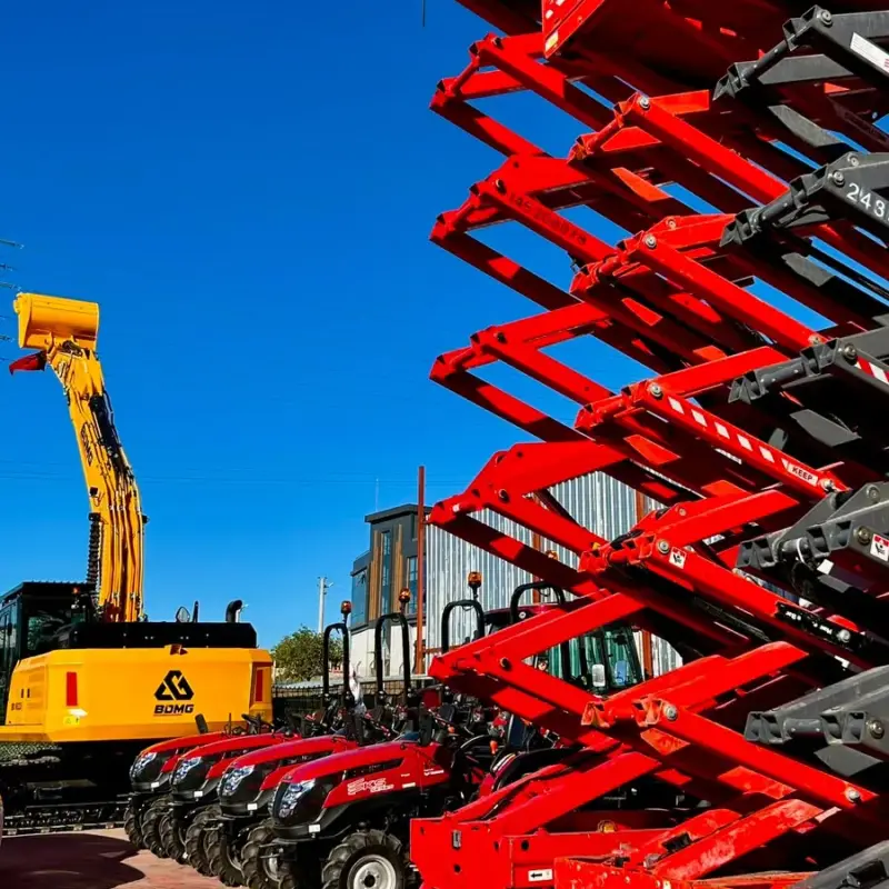 Batulift makine parkında platformlar, ekskavatör ve traktörler