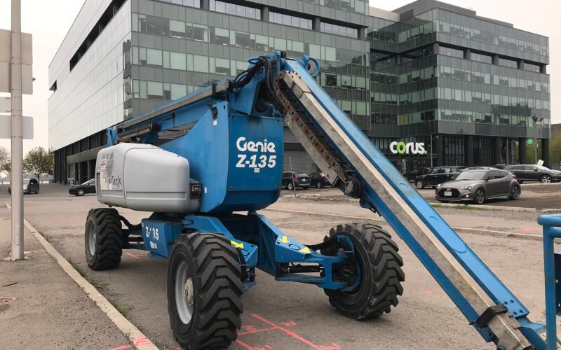 Bina önündeki Genie eklemli manlift; temsilî platform fotoğrafı